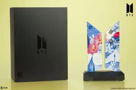 Sideshow Collectible Logo: BTS - Premium BTS Logo Seoul Edition 7 Pulgadas - POCAPAY COLLECTORS HUB